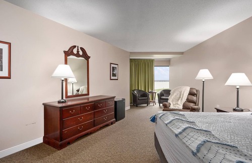 North East Hotel | Fantastic Suite With King Bed and Beautiful Bay View!