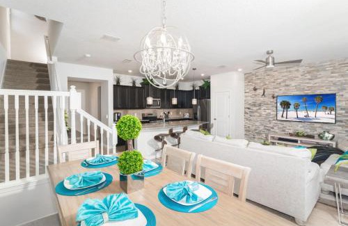 Loughman House | Fantastic townhome in resort style complex