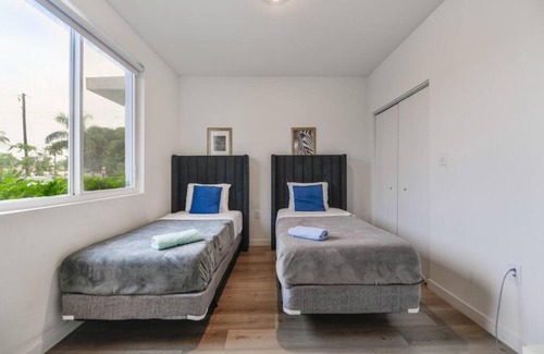 Golden Glades House | Fantastic Townhouse 15minutes from the Beach