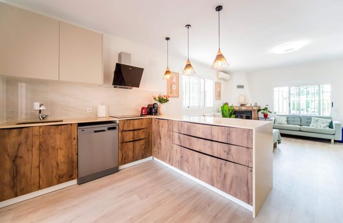 Torrent House | Fantastic vacation home in suburb of Valencia.