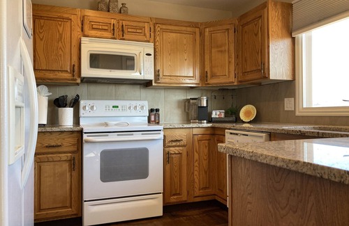 St. George Condo | Fantastic view! 2 bed 2 bath! Pools, KING bed! 10% weekly discount!