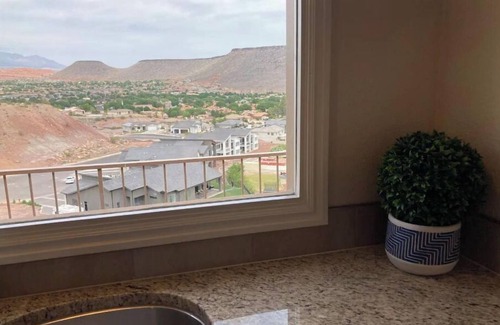 St. George Condo | Fantastic view! 2 bed 2 bath! Pools, KING bed! 10% weekly discount!