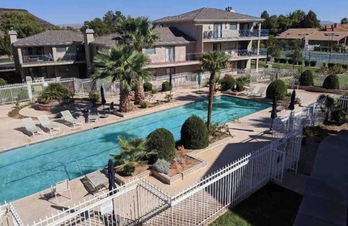 St. George Condo | Fantastic view! 2 bed 2 bath! Pools, KING bed! 10% weekly discount!