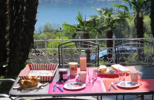 Vernate House | Fantastic view of the lake and mountains surrounded by vines, very quiet 🌴