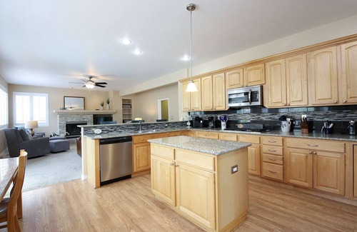Southwest Colorado Springs House | Fantastic Views,CHEYENNE MTN!Well appointed! 5 Miles to The Broadmoor,Wifi,Cable,AC,Grill,Fire Table