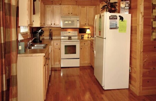 Gatlinburg Cabin | Fantastic views, pool table, Hot Tub, elegantly furnished located just 7 mins from downtown G'burg!