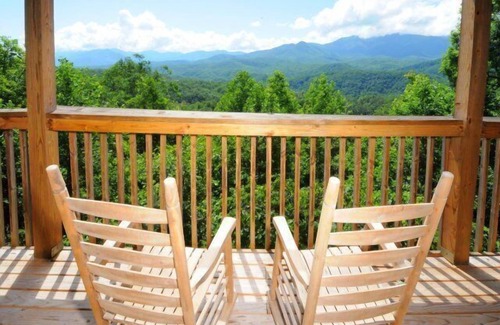 Gatlinburg Cabin | Fantastic views, pool table, Hot Tub, elegantly furnished located just 7 mins from downtown G'burg!
