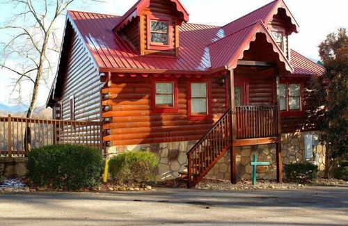Gatlinburg Cabin | Fantastic views, pool table, Hot Tub, elegantly furnished located just 7 mins from downtown G'burg!