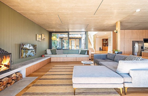 Pretty Beach House | Fantastic Waterfront Beach House by Accom Holidays