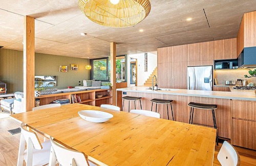 Pretty Beach House | Fantastic Waterfront Beach House by Accom Holidays