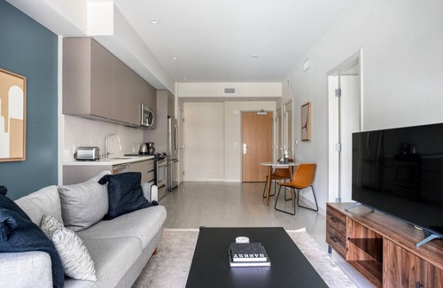 West Los Angeles Apartment | Fantastic West LA 1BR w/Pool, Gym & Lounge, nr Shops, by Blueground