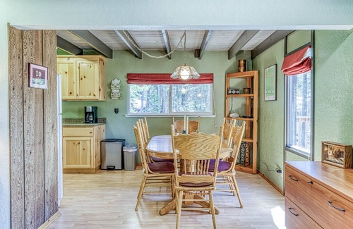 Big Creek Cabin | Fantastic woodsy cabin with furnished deck, gas grill, ping-pong table & WiFi