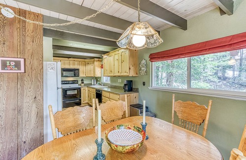 Big Creek Cabin | Fantastic woodsy cabin with furnished deck, gas grill, ping-pong table & WiFi