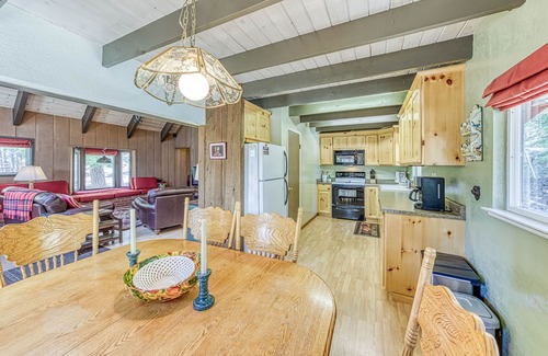 Big Creek Cabin | Fantastic woodsy cabin with furnished deck, gas grill, ping-pong table & WiFi