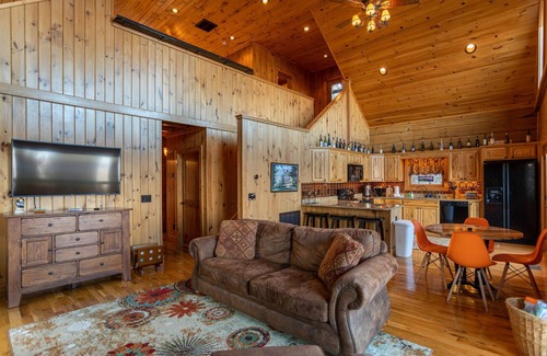 Zionville Cabin | Faraway Skies- 100 mile views Hot tub, total privacy, 20 mins to Boone