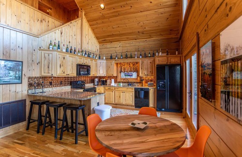 Zionville Cabin | Faraway Skies- 100 mile views Hot tub, total privacy, 20 mins to Boone