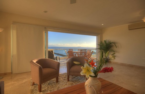 Emiliano Zapata Condo | Farito Beachfront Penthouse, Surf & Paddle Board.