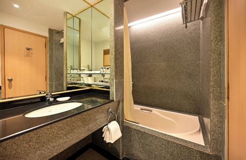 Wellington Pier Hotel | Fariyas Hotel