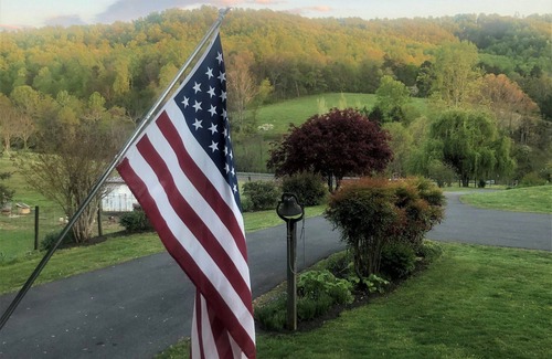 Batesville House | Farm Experience-In the Heart of Vineyard, Wine and Wedding Country-Spacious