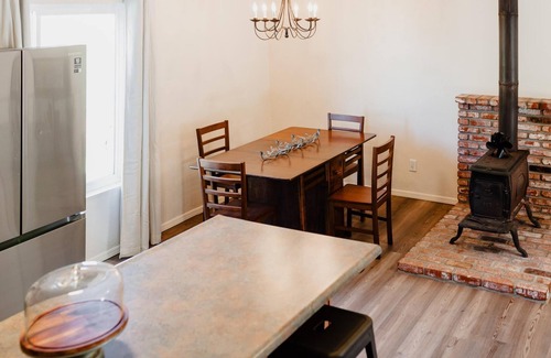 Springville House | Farm House Apartment at Mt. Dennison in the Sequoia Forest!