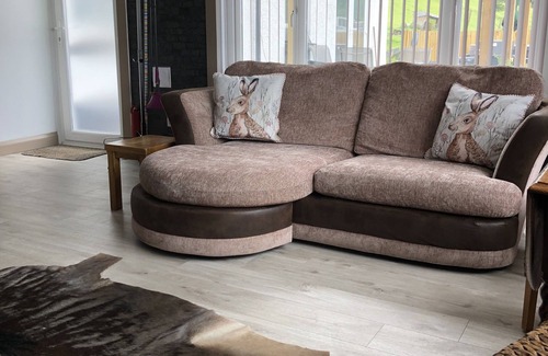 Carmarthen Bed & Breakfast | Farm setting with large living areas and wood fired hot tub