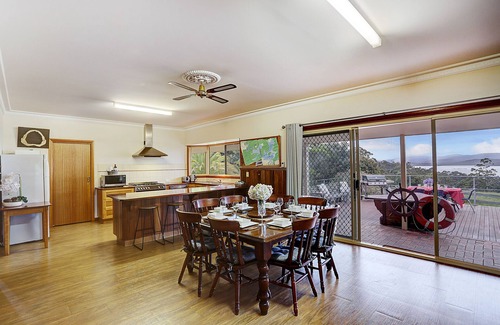 Mallacoota House | Farm Stay & Iconic Water Views - 32 Zachary Drive