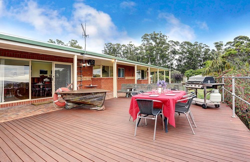 Mallacoota House | Farm Stay & Iconic Water Views - 32 Zachary Drive