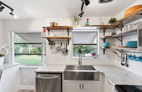 Lake Worth Apartment | FARM STYLE, SNACKS/GRILL, 5 MIN TO BEACH!