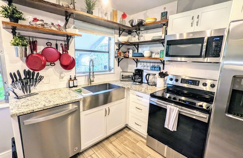 Lake Worth Apartment | FARM STYLE, SNACKS/GRILL, 5 MIN TO BEACH!