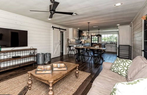 Lacy-Lakeview House | Farmhouse ∙ 1 bedroom ∙ 20 guests