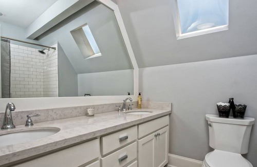 Lacy-Lakeview House | Farmhouse ∙ 1 bedroom ∙ 20 guests