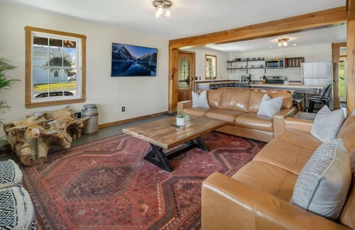 Interlaken Villa | Farmhouse at the Cayuga Shoreline