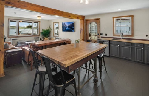 Interlaken Villa | Farmhouse at the Cayuga Shoreline