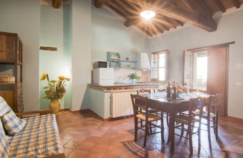 Castiglione del Lago Cottage | Farmhouse by Lake Trasimeno With Pool