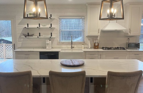 Howell House | Farmhouse by the beach with a pool!