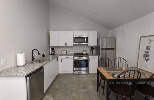 Grandview Other | Farmhouse Chic - 2 Bed, Luxe Finishes, huge yard