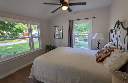 Grandview Other | Farmhouse Chic - 2 Bed, Luxe Finishes, huge yard