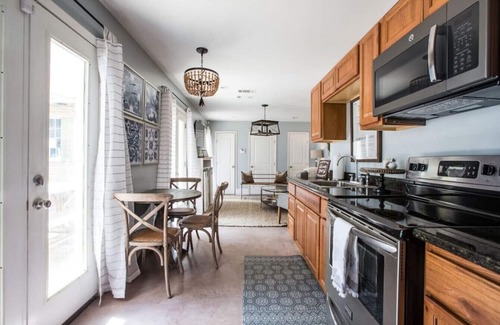 Faubourg Lafayette House | Farmhouse Cottage | Centrally Located + Streetcars