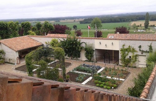 Jaunay-Marigny Villa | Farmhouse in a working winery with vineyard views