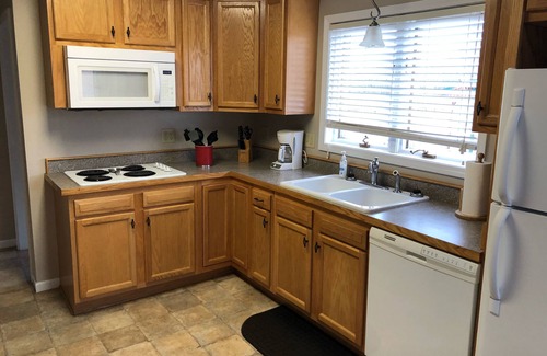 Geneva House | Farmhouse in the vineyards! Sleeps 8!