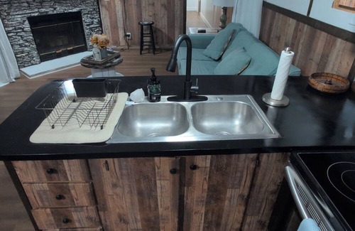 Dayton House | Farmhouse mobile home with Wi-Fi, AC in lovely Dayton