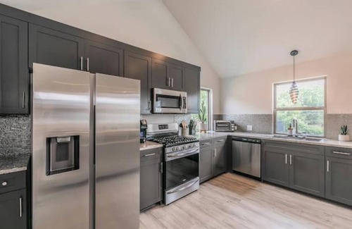 Roanoke Apartment | Farmhouse On Walnut
