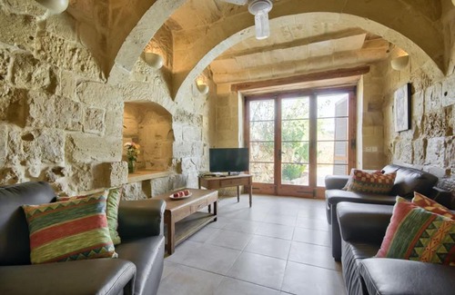 Victoria Villa | Farmhouse Razzett Cora