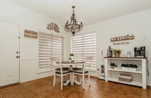 Lubbock House | Farmhouse Retreat W/King Bed, Pet Friendly, Close to Texas Tech & Hospitals.
