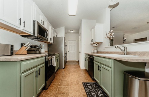Lubbock House | Farmhouse Retreat W/King Bed, Pet Friendly, Close to Texas Tech & Hospitals.