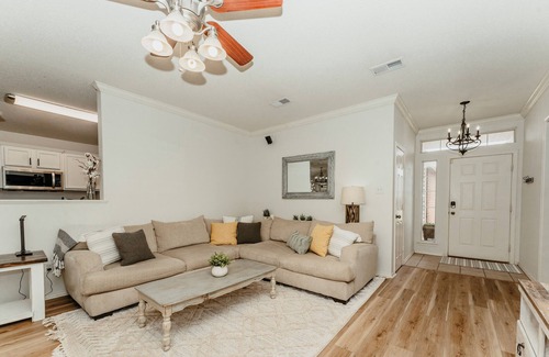 Lubbock House | Farmhouse Retreat W/King Bed, Pet Friendly, Close to Texas Tech & Hospitals.