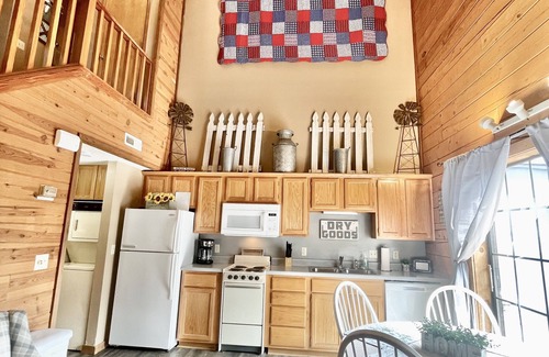 Table Rock Cabin | Farmhouse themed cabin condo close to all Branson fun, area lakes~ pet friendly