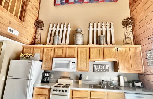 Table Rock Cabin | Farmhouse themed cabin condo close to all Branson fun, area lakes~ pet friendly