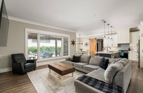 Niagara-on-the-Lake House | Farmhouse with Pool, Hot Tub and Vineyards!