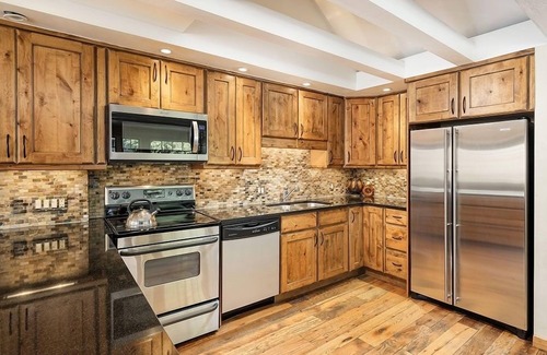 Aspen Condo | Fasching Haus Unit 8 | Deluxe Condo w/A/C, Private Deck, 2 Blocks to Downtown